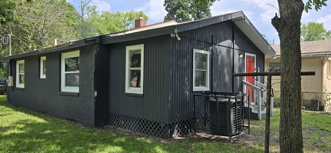 Building Photo - 2116 Mc Millan St