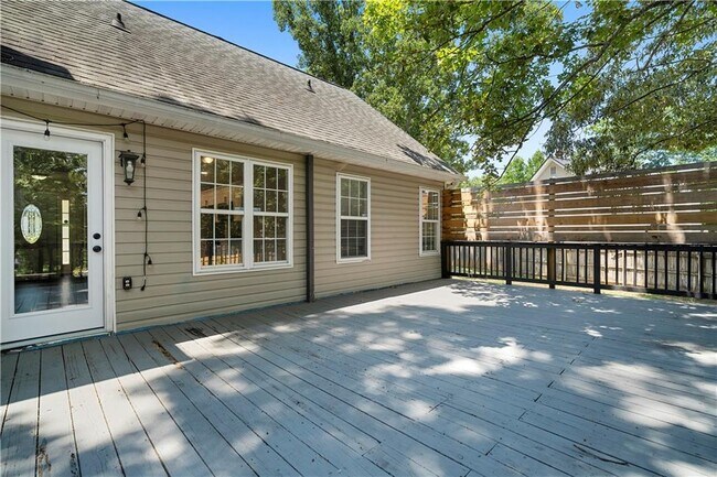 Building Photo - 141 Poplar Way