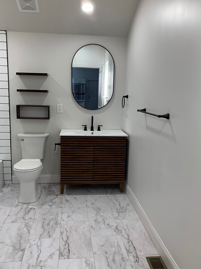 Building Photo - 128 W 9th St