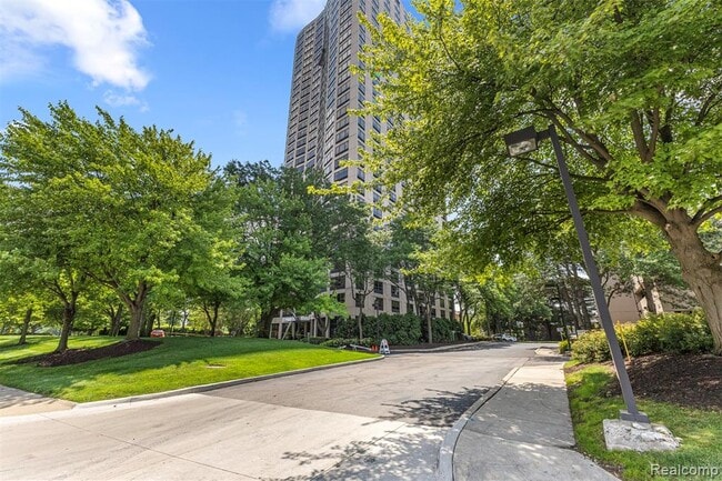 Building Photo - 5000 Town Center Dr