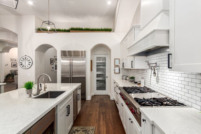 Building Photo - Beautiful 6-bedroom basement home
