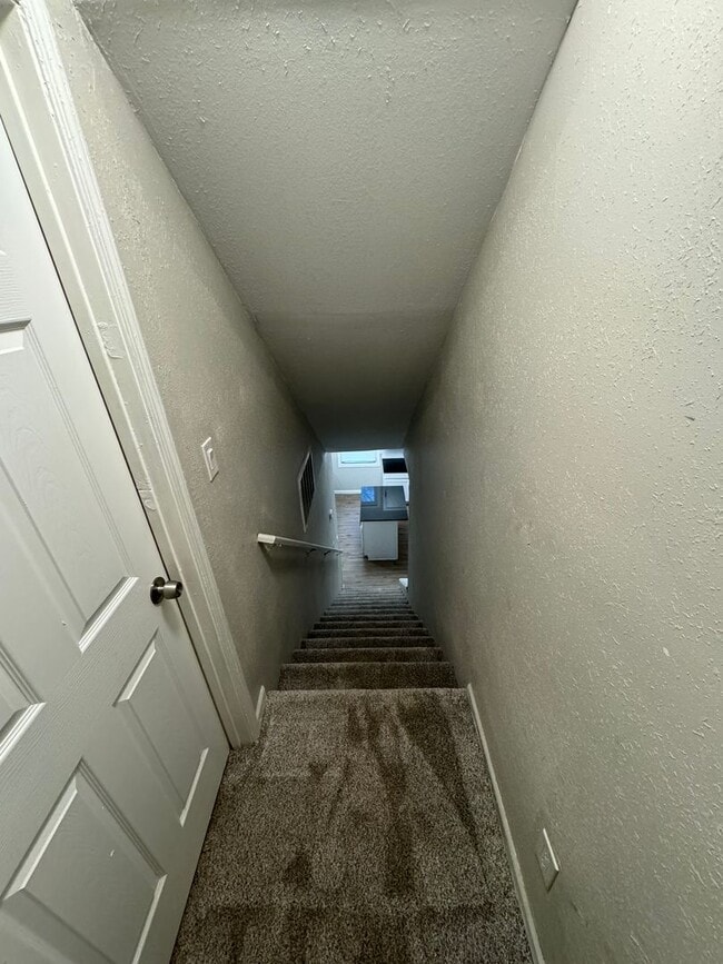 Building Photo - $1125- 3 room 2 bath - Single Family Home ...