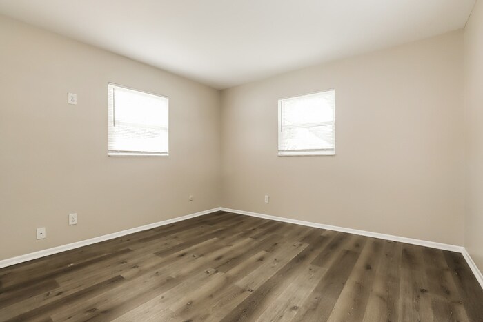 Building Photo - 779 Lynndale St N