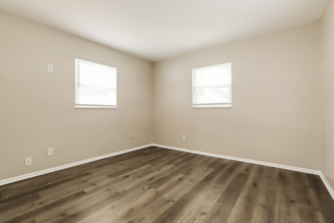 Building Photo - 779 Lynndale St N