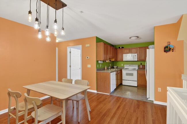 Building Photo - 1930 Lindsay Ln