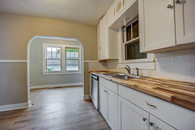 Building Photo - Freshly Updated 2 Bedroom House