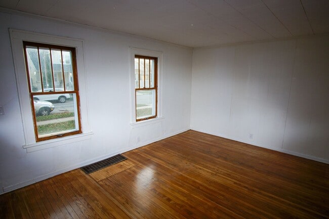Building Photo - 3 Bedroom Spacious Kenosha Townhouse
