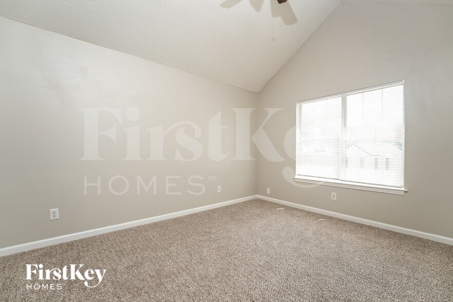 Building Photo - 6388 Phillips Ct