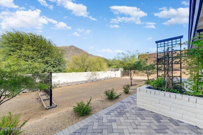 Building Photo - 5801 E Surrey Dr