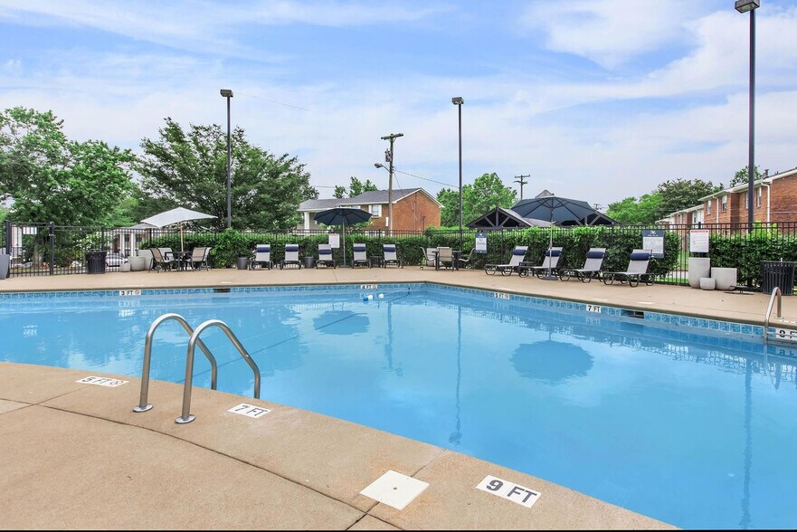 Building Photo - 600 Whispering Hills Dr