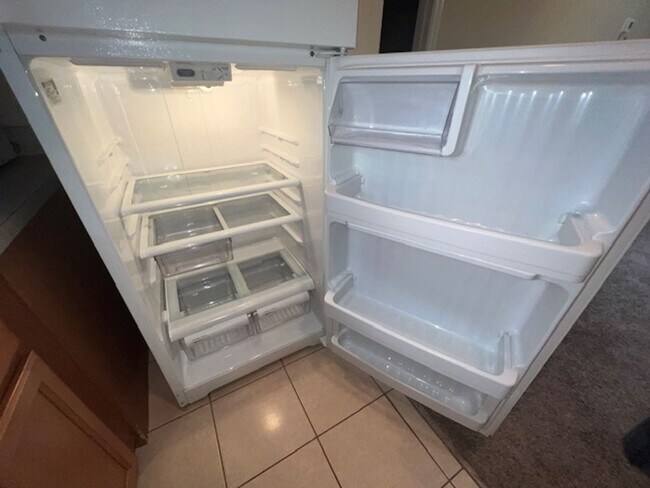 Building Photo - MOVE IN MAY-Water & electricity included 1x1 above garage apartment!! Full kitchen & bathroom!! W...