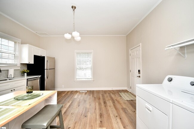 Building Photo - 5 Cardwell St