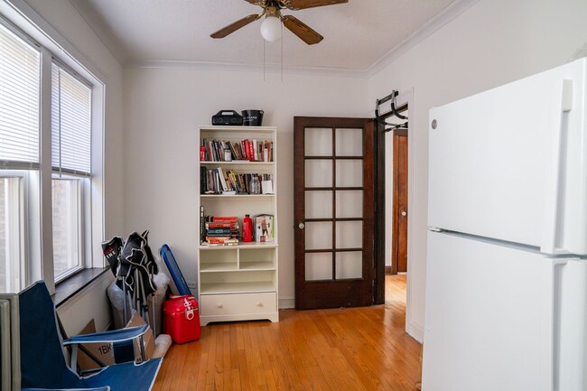 Building Photo - Ravenswood - 1 Bedroom / 1 Bath - Heat Inc...