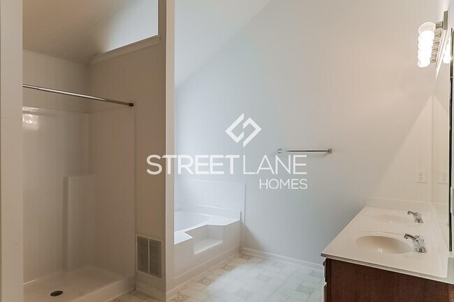Building Photo - 582 Ironstone Dr