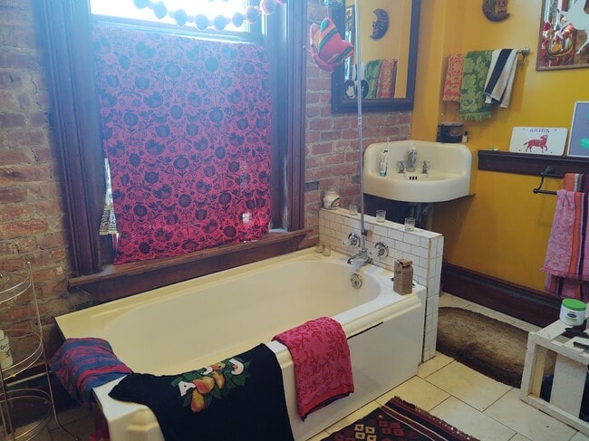 Building Photo - 314 N 1st St W