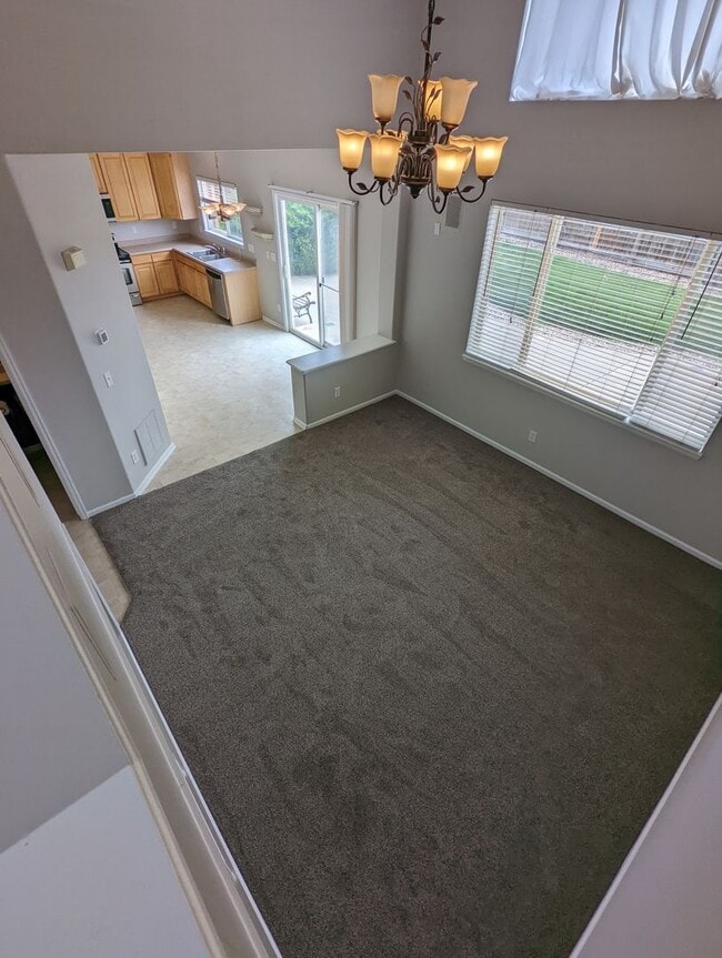 Building Photo - Gorgeous 2 Story 3 Bedroom 2.5 Baths in Da...