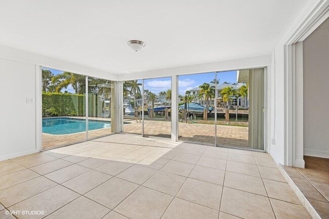 Building Photo - 2433 NE 24th St