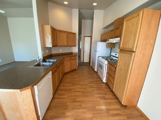Building Photo - Spacious 3 Bedroom with Office - Fenced Lawn with Lawn Care Provided!