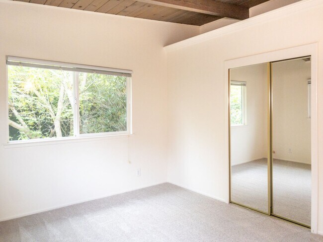 Building Photo - 2BR/1BA Shared Garage + W/D + Deck PROGRES...