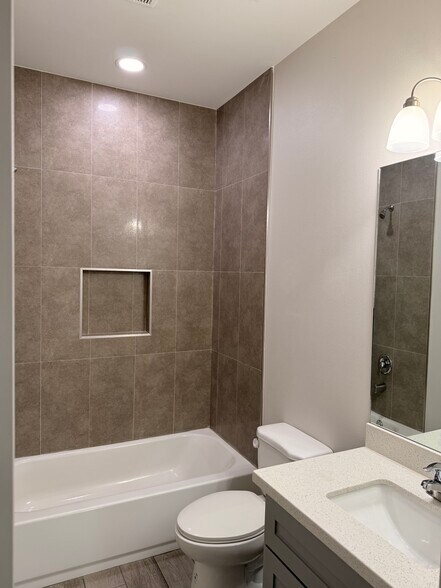 Nice bathrooms! - 5905 Nightingale