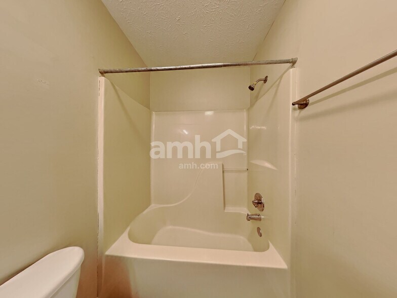 Building Photo - 8420 Brook Pointe Ct