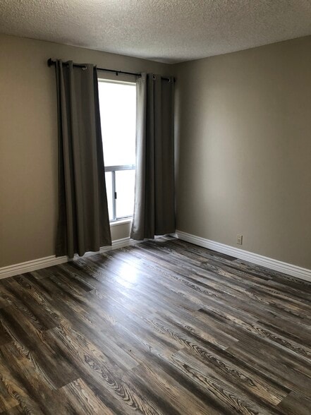 Building Photo - 1080 E Quail Park Dr