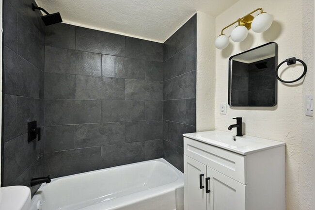 Building Photo - 422 N Thompson St