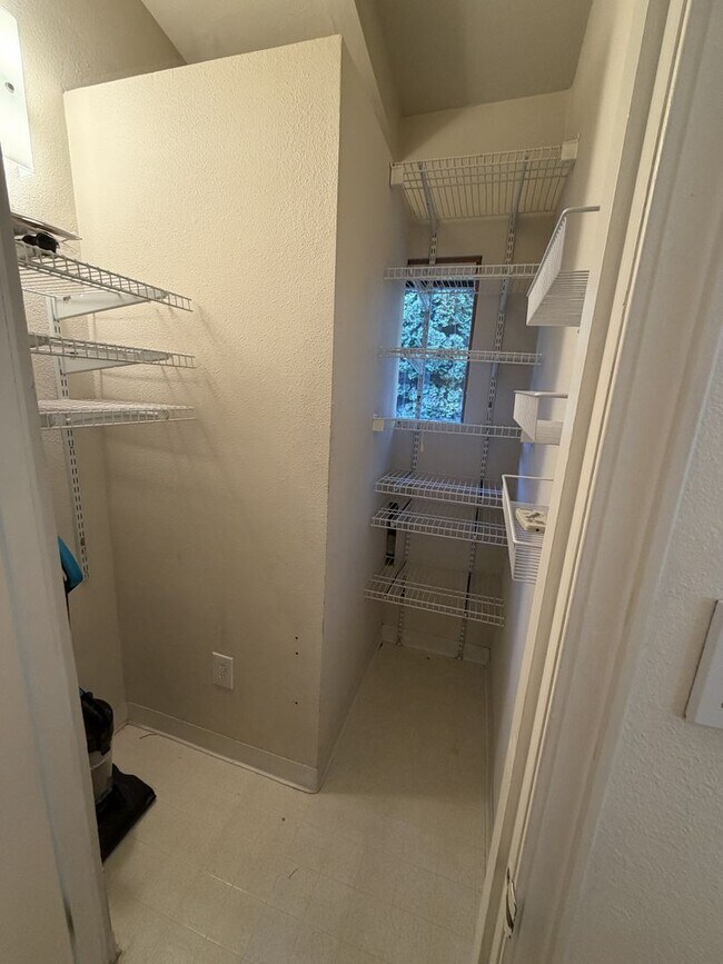 Building Photo - 1150 N 5th St