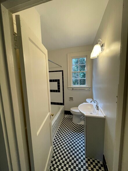 Building Photo - 126 Oakhaven Ave