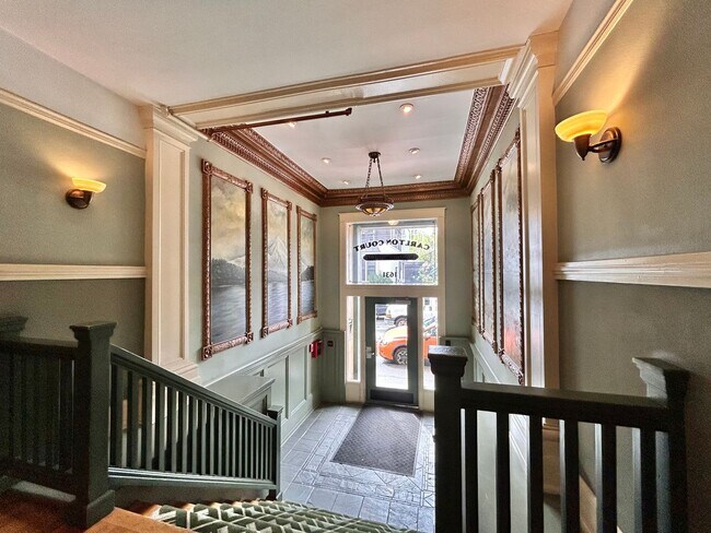 Building Photo - Vintage Charm - Top Floor NW Studio!
