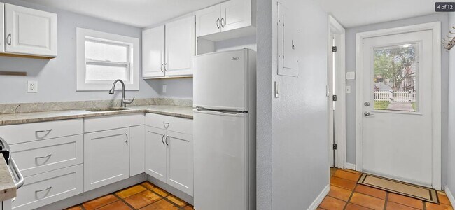 Building Photo - 1115 Highland St N