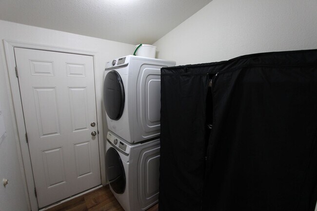 Building Photo - * LEASE PENDING $500 Move-In Special! Charming 3-Bed Home in Christmas Tree Estates