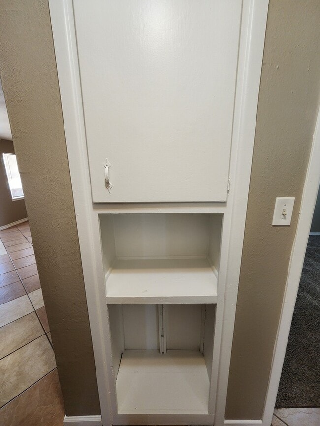 Building Photo - 3 bed 2 bath home, move in ready!