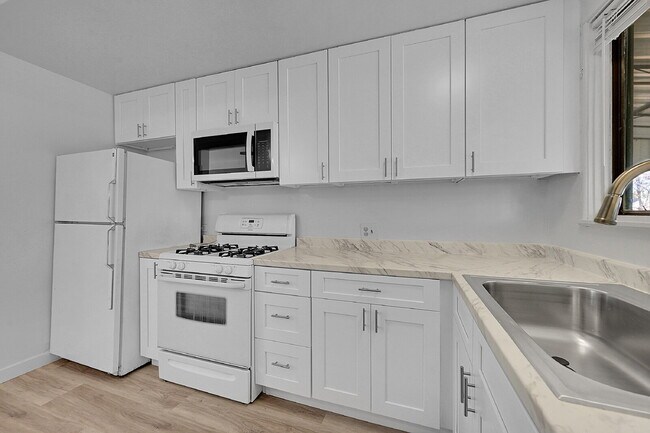 Building Photo - $2,295 - 3 Bed, 1 Bath Newly Updated Home In Denver with Fenced in Yard!