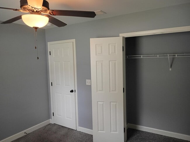 Building Photo - Beautiful Three Bedroom, Two Bathroom Sing...