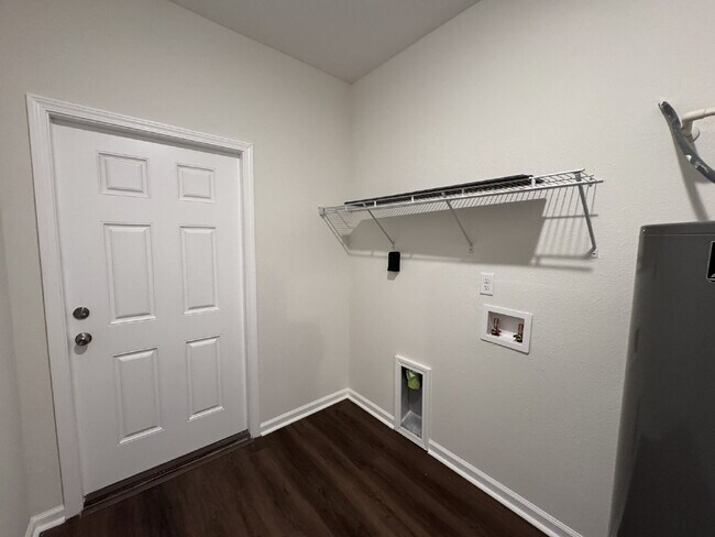 Building Photo - Charming New-Build with Classic Style in E...