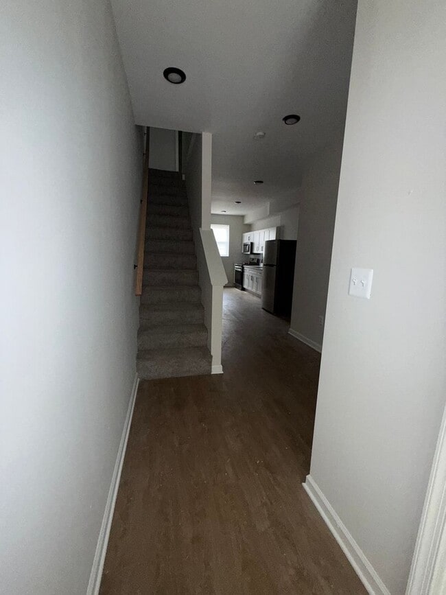 Building Photo - Newly Renovated Townhouse