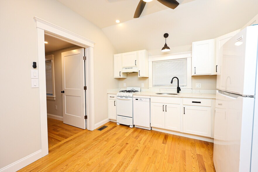 Building Photo - 85 Oak St