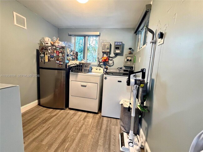 Building Photo - 3817 SW 33rd Ct