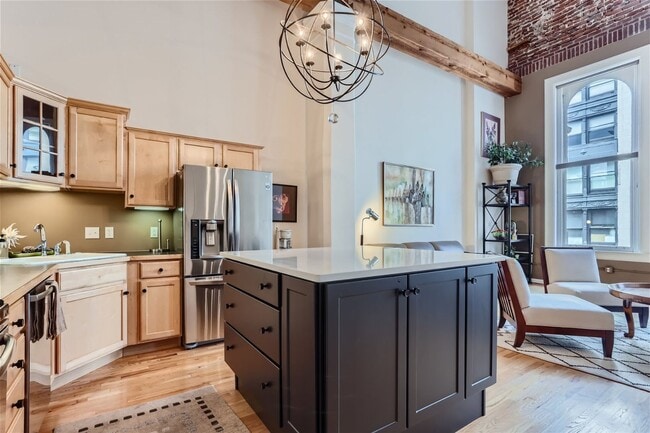 Building Photo - Stunning Downtown Loft w/23 ft. Ceilings -...