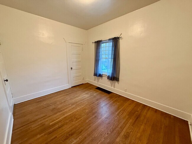 Building Photo - Spacious and Well-Equipped 3 Bed Spokane H...