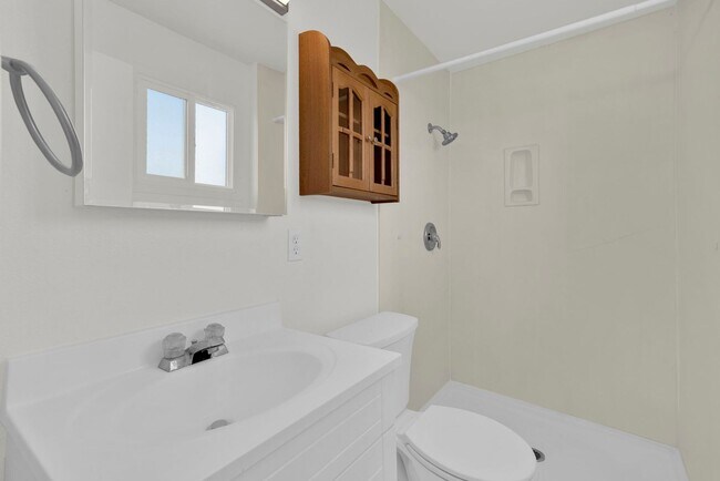 Building Photo - Great 3 bed 2 bath home with a pool!