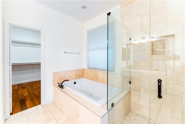 Building Photo - 15716 Belfin Dr