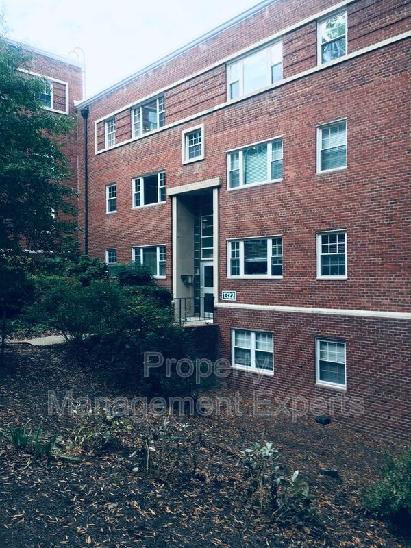 Building Photo - 1322 Fort Myer Dr