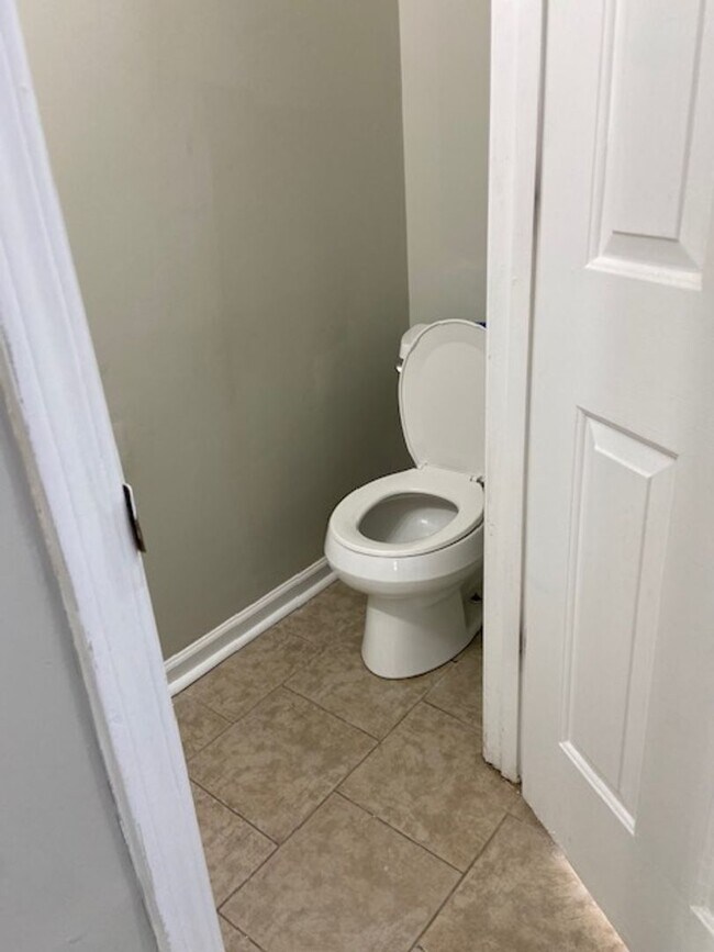 Building Photo - Spacious Town-home!
