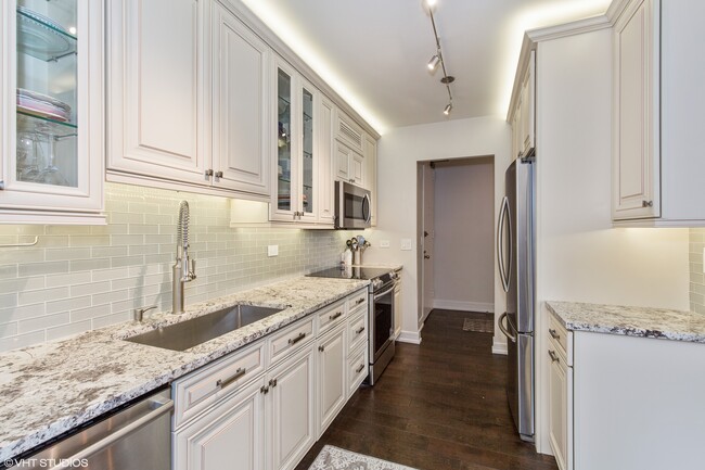 Building Photo - 100 E Bellevue Pl