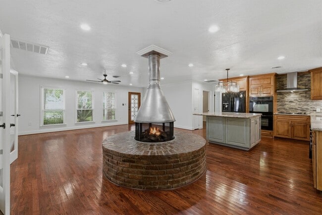 Building Photo - 1320 Woodvine Dr