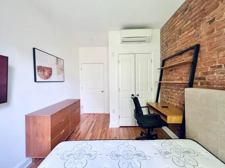 Building Photo - Furnished room/NOT APARTMENT