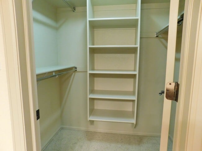 Building Photo - TWO WEEKS FREE RENT!