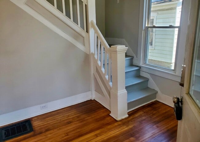 Building Photo - Newly Remodeled City 3-Bedroom Single Family Home